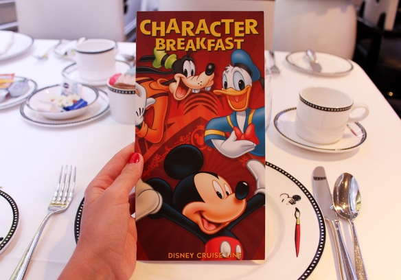 [Trip Report Disney Cruise Line] Croisière en Méditerranée entre soeurs août 2017 ! (TERMINÉ) - Page 5 Character-breakfast_1